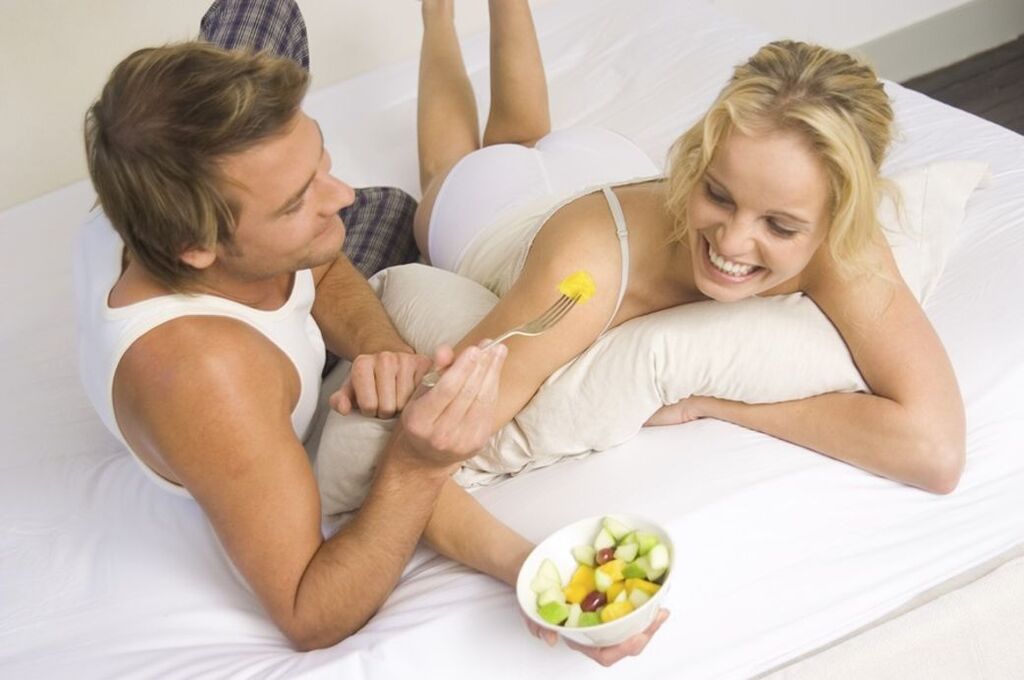 wanita dan lelaki makan salad untuk potensi